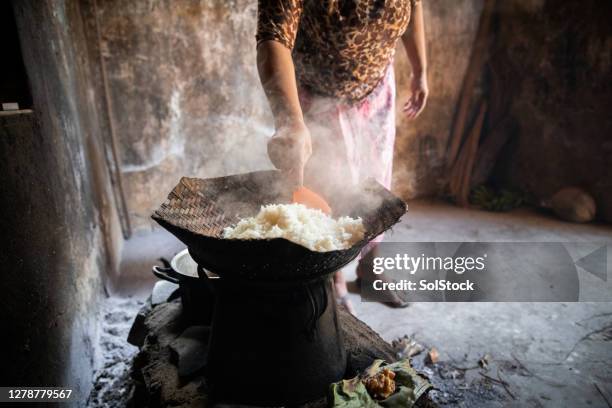 stomen van de rijst - haardvuur stockfoto's en -beelden