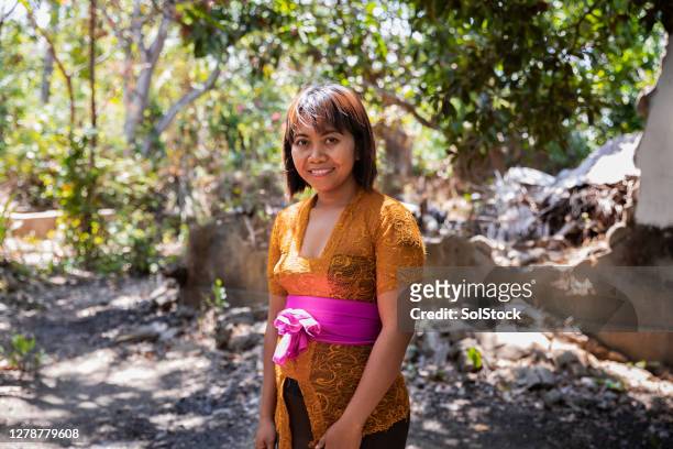 schöne balinesische frau - indonesian ethnicity stock-fotos und bilder