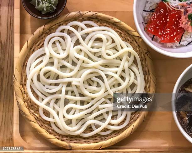 boiled udon noodles - udon noodle stock pictures, royalty-free photos & images