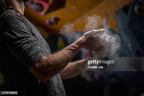 nahaufnahme der menschen hände beschichtung in kreide magnesiumpulver. - magnesium stock-fotos und bilder