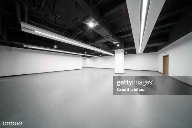 empty office in modern new building - recessed lighting ceiling 個照片及圖片檔