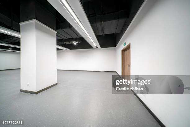 empty office with big columns in modern new building - recessed lighting ceiling 個照片及圖片檔