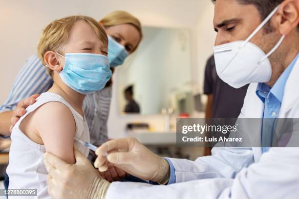 Child Injection Crying Photos et images de collection - Getty Images