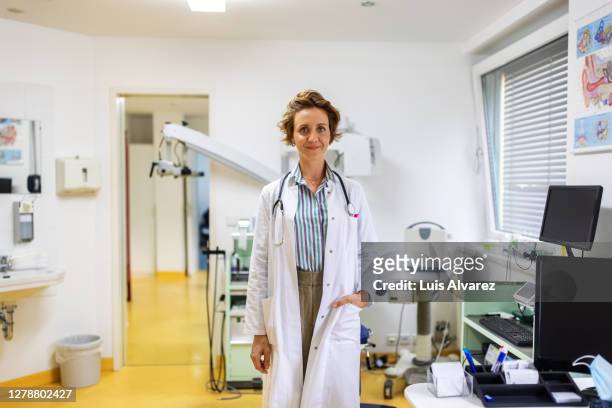 portrait of a confident female doctor - huisarts stockfoto's en -beelden