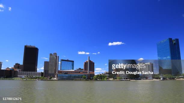 downtown toledo city skyline on the maumee river - toledo ohio imagens e fotografias de stock