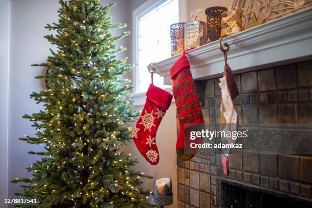 de decoratie van kerstmis in het huis van de bungalow van de ambachtsman - homeowners decorate their houses for christmas stockfoto's en -beelden