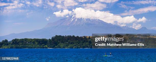 paddle boarding by calbuco volcano, volcan calbuco, on llanquihue lake, puerto varas, chilean lake district, chile, south america - osorno volcano - fotografias e filmes do acervo