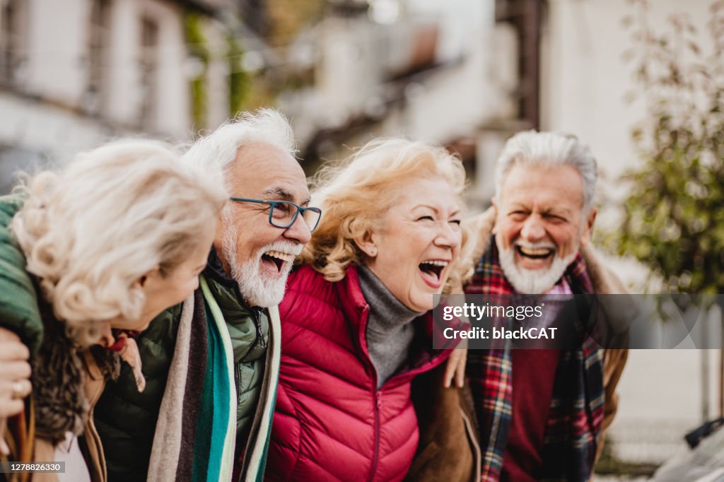 Seniorenfreunde genießen im Winter in der Stadt