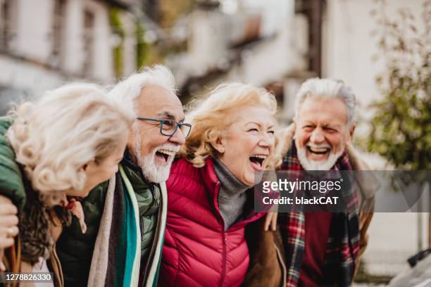 seniorenfreunde genießen im winter in der stadt - ältere frauen stock-fotos und bilder