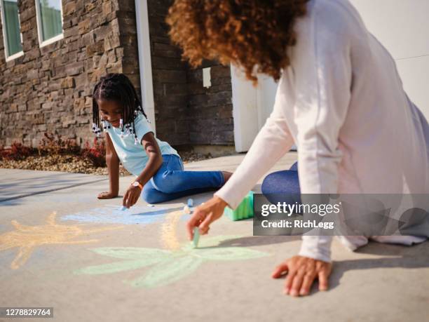 madre e hija recordando unas vacaciones - chalk art equipment fotografías e imágenes de stock