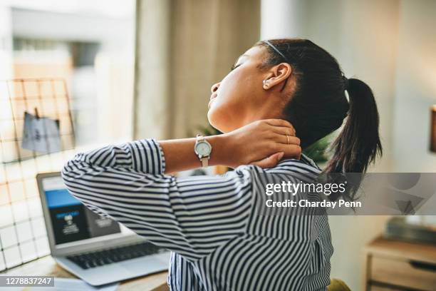 hoe is mijn lichaam zo pijnlijk geworden? - stijf stockfoto's en -beelden