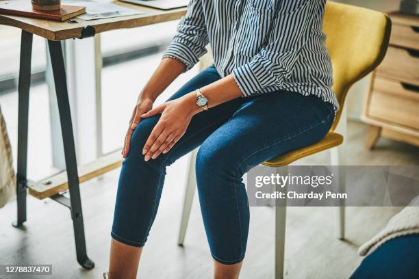 längere sitzzeiten können zu steifigkeit ihrer gelenke führen - arthritis stock-fotos und bilder