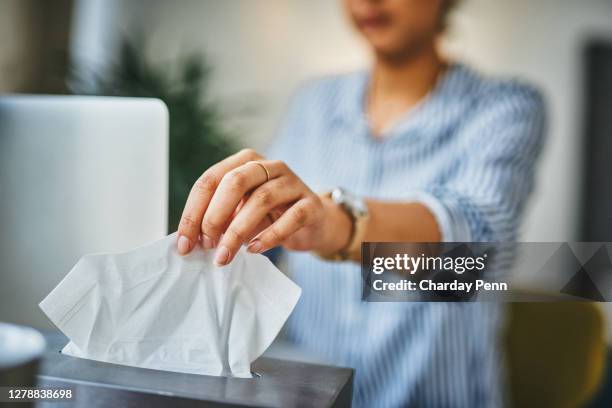 niesen und schnüffeln sind ein häufiges zeichen der grippe - papiertaschentuch stock-fotos und bilder
