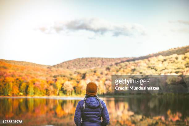 mujer joven en paisaje de otoño. - automne fotografías e imágenes de stock