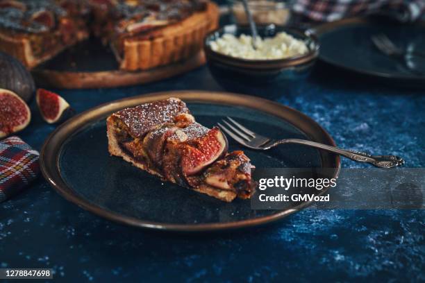 vijgentaart met amandel, pistache en mascarpone - pie stockfoto's en -beelden