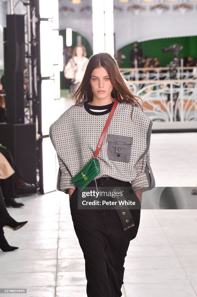 Emma Todt walks the runway during the Louis Vuitton Womenswear  Fotografía de noticias - Getty Images