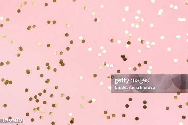 round confetti on pink background - goldstrahlen stock-fotos und bilder