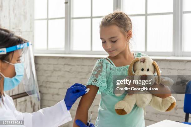 pediatrician, child examination and vaccination - mass vaccination stock pictures, royalty-free photos & images