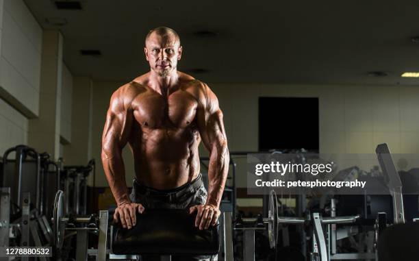 bodybuilder working out at a gym - muscle tear stock pictures, royalty-free photos & images