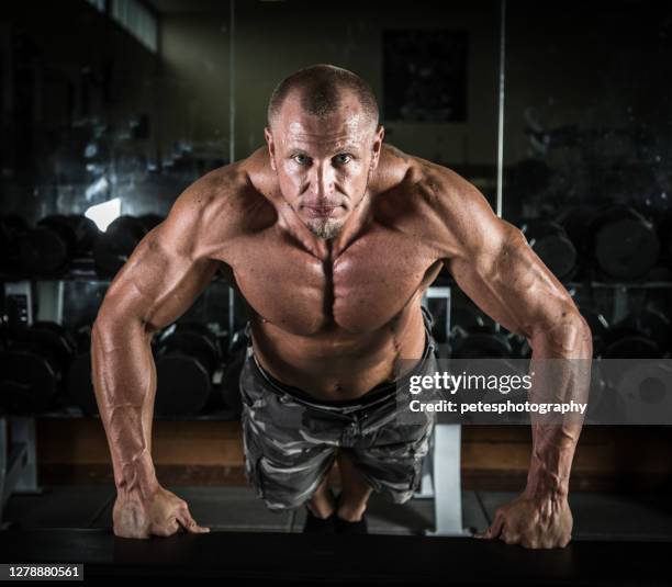 bodybuilder trainieren in einem fitness-studio - push up japanese stock-fotos und bilder