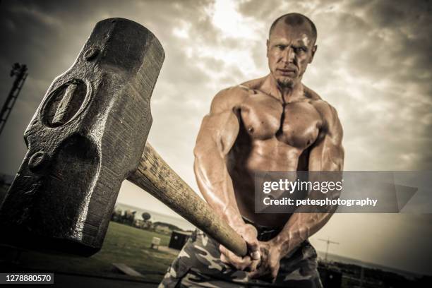 bodybuilder crossfit training buitenshuis met sledgehammer - sledgehammer stockfoto's en -beelden