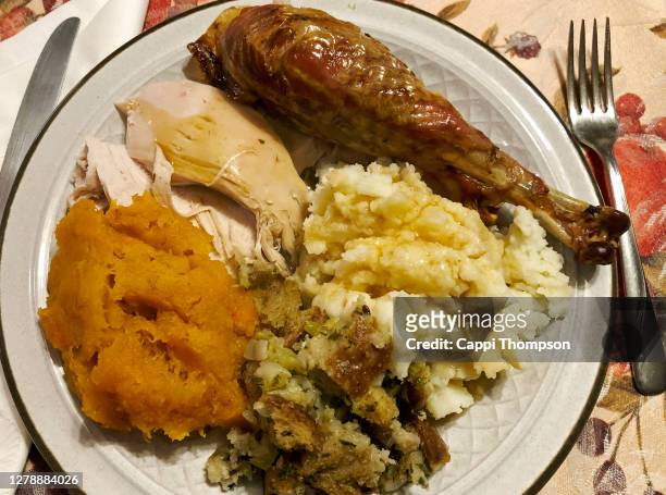 thanksgiving dinner plate - thanksgiving plate of food fotografías e imágenes de stock