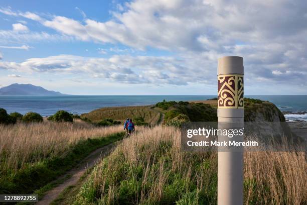 kaikoura peninsula walkway - カイコウラ ストックフォトと画像