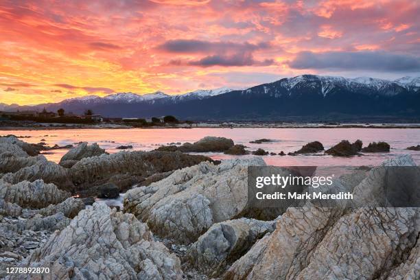 kaikoura coastal sunset - kaikoura stock-fotos und bilder