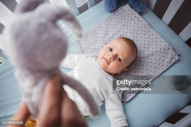 far och son ögonblick - baby stuffed animal bildbanksfoton och bilder