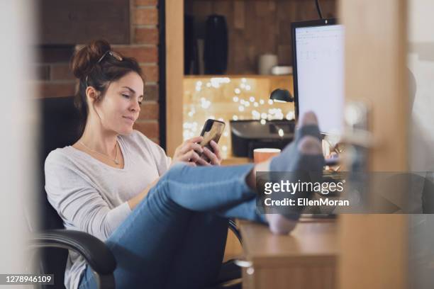 home office koffiepauze - voeten omhoog stockfoto's en -beelden