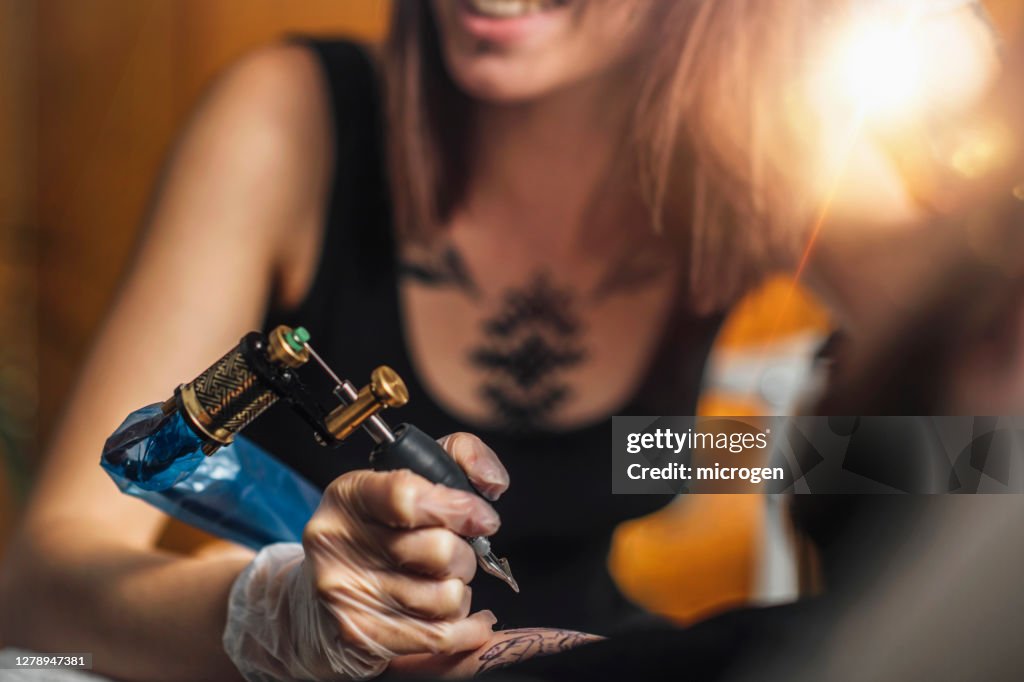 Tatuadora Feminina