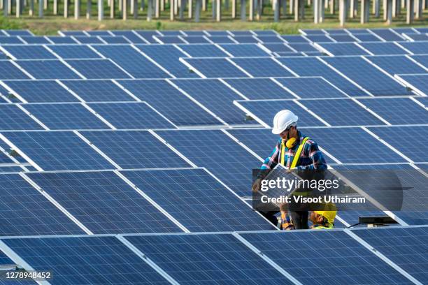 team electrician installing solar panels working on alternative energy sources clean. - control panel 個照片及圖片檔