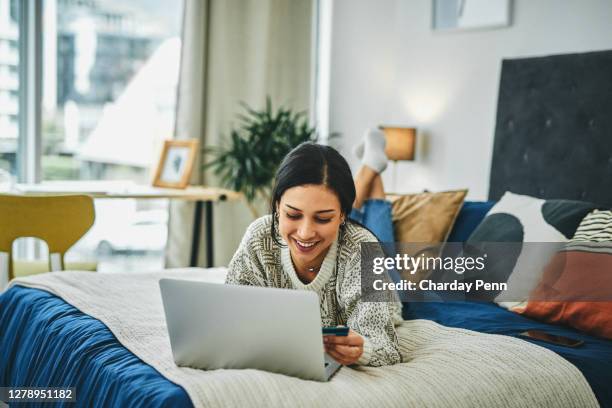 la façon sans espèces est le moyen pratique - computer virus photos et images de collection