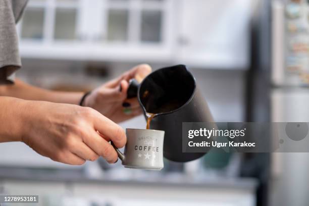 mujer joven preparando café turco - turkish coffee fotografías e imágenes de stock