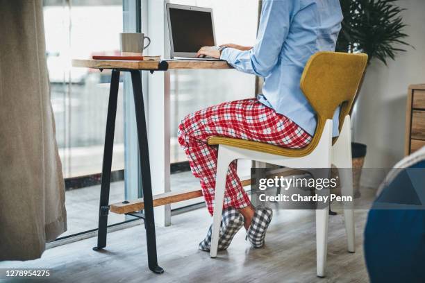 pijamas todo el día, las ventajas de trabajar desde casa - pajamas fotografías e imágenes de stock