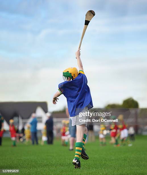 jumping for the sliother - irisches hockey sport stock-fotos und bilder