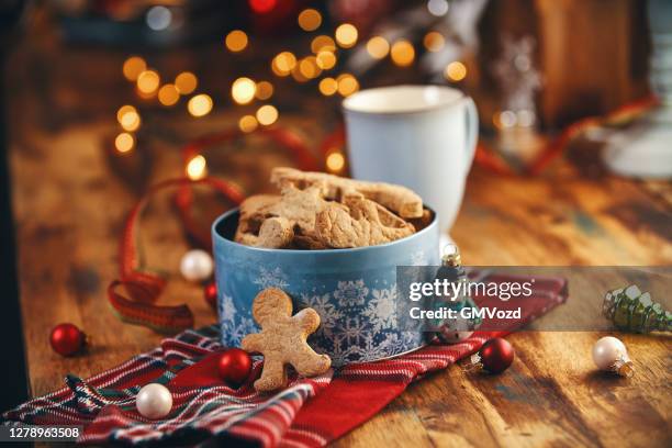 frisch gebackene weihnachtsplätzchen in weihnachtlicher heimatmosphäre - biscuit stock-fotos und bilder