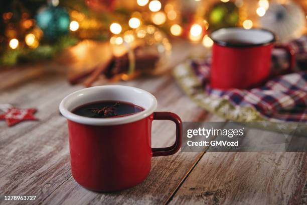 glühwein mit orange, zimt, sternanis und gewürzen für weihnachten - glühwein stock-fotos und bilder