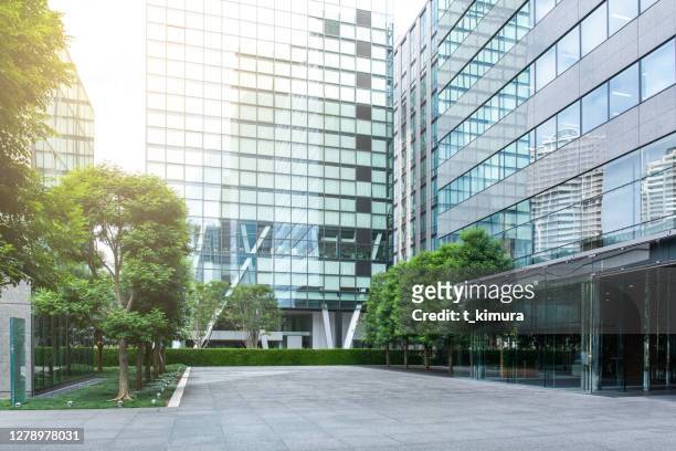 edificios de oficinas - building background fotografías e imágenes de stock