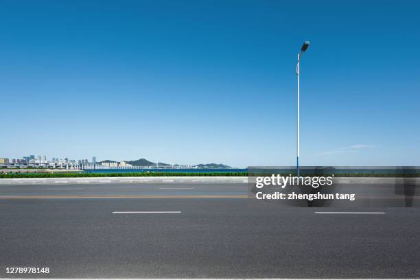 seaside roads - van de zijkant stockfoto's en -beelden