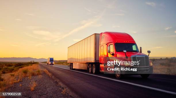 long haul semi truck en una carretera interestatal rural occidental de ee. uu. - convoy fotografías e imágenes de stock