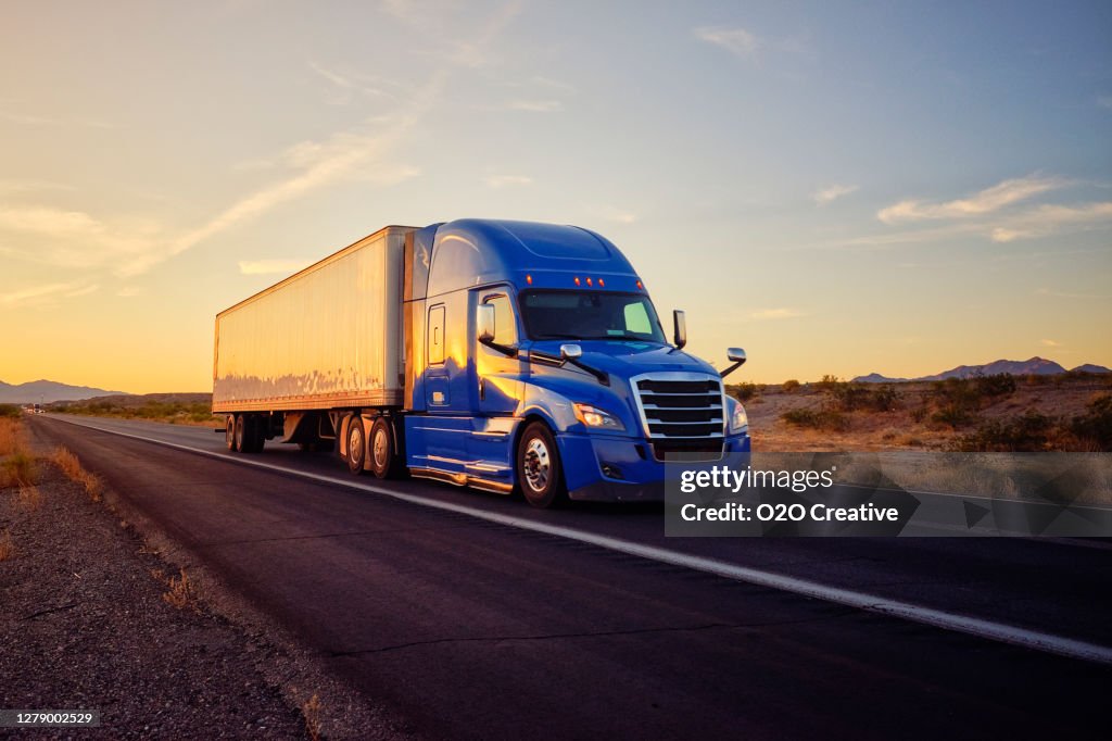 Long Haul Semi Truck auf einem rural Western USA Interstate Highway