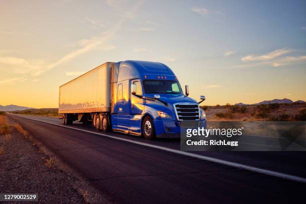 long haul semi truck sur une autoroute inter-états de l’ouest rural des états-unis - sunset road photos et images de collection