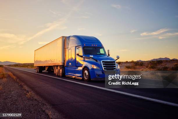 long haul semi truck op een landelijke westelijke usa interstate highway - long road stockfoto's en -beelden