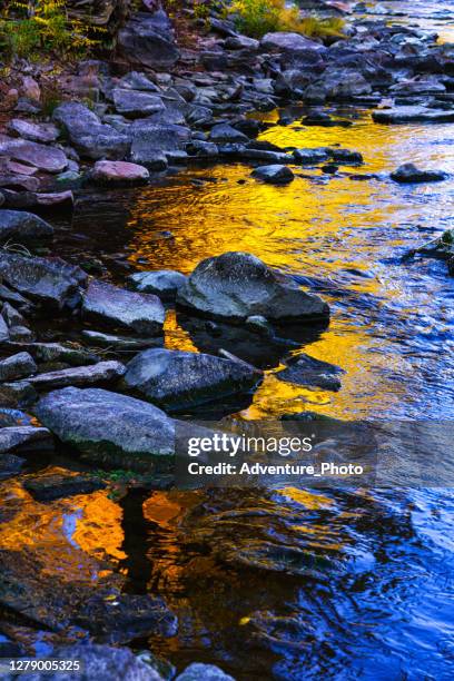 paisaje escénico de eagle river autumn - río eagle fotografías e imágenes de stock