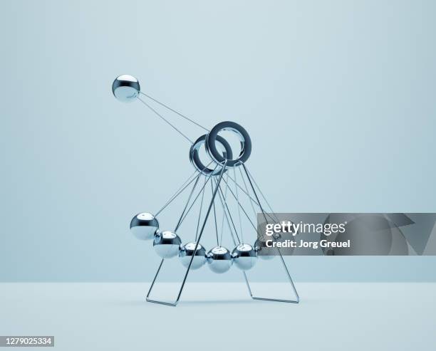 circular newton's cradle - pendel stock-fotos und bilder