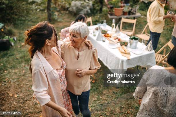 gelukkige vrouwelijke vrienden bij verjaardagspartij - happy birthday garden stockfoto's en -beelden
