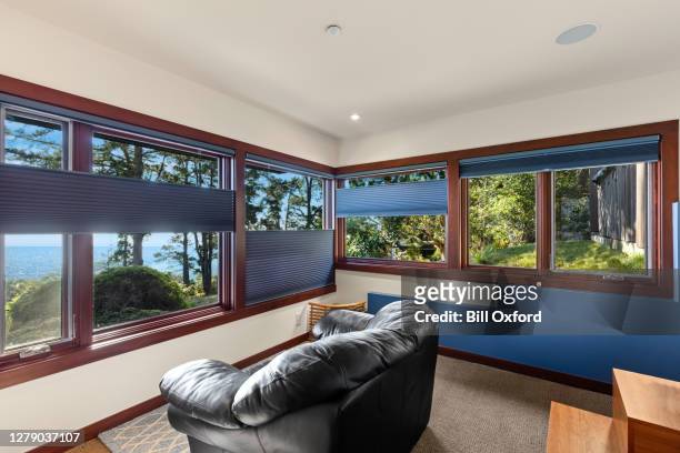 persianas y tratamientos de ventana - ventanas cubiertas en casa con vistas al océano - persiana fotografías e imágenes de stock