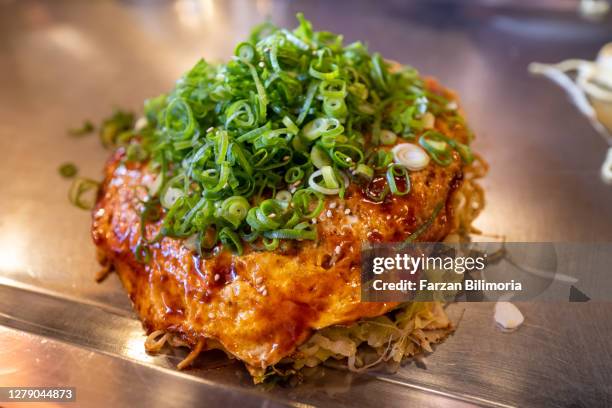 okonomiyaki at a hiroshima restaurant - okonomiyaki 個照片及圖片檔
