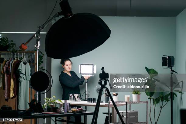 女性のvloggerが立って、レコーディングスタジオを手配 - 小道具 ストックフォトと画像